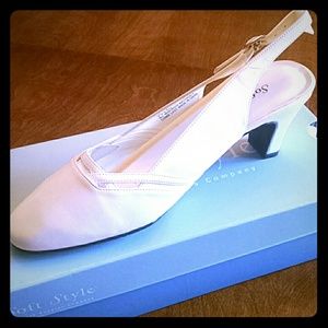 New in box white pumps sz7W